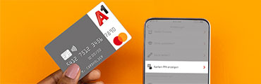 Kreditkarte neben Mobiltelefon