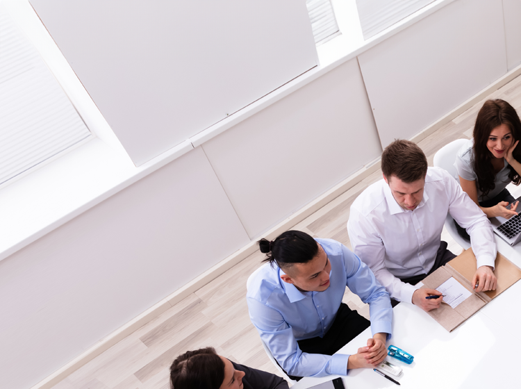 Mitarbeiter halten ein Meeting am Tisch
