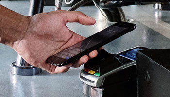 Kontaktlos mit Apple Pay zahlen