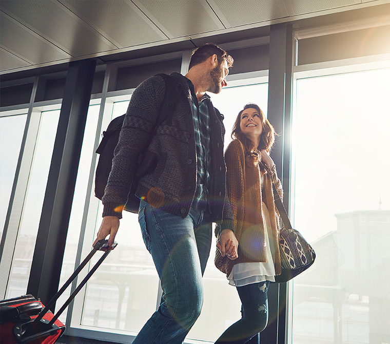 Junges Paar beginnt Reise am Flughafen