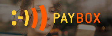 paybox Logo vor Frau mit Mobiltelefon