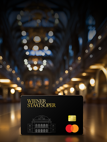 Wiener Staatsoper Mastercard vor Hintergrund eines eleganten Ballsaals