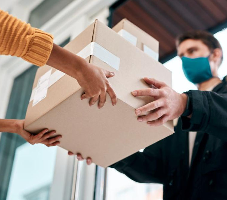 Frau übergibt Rücksendepaket